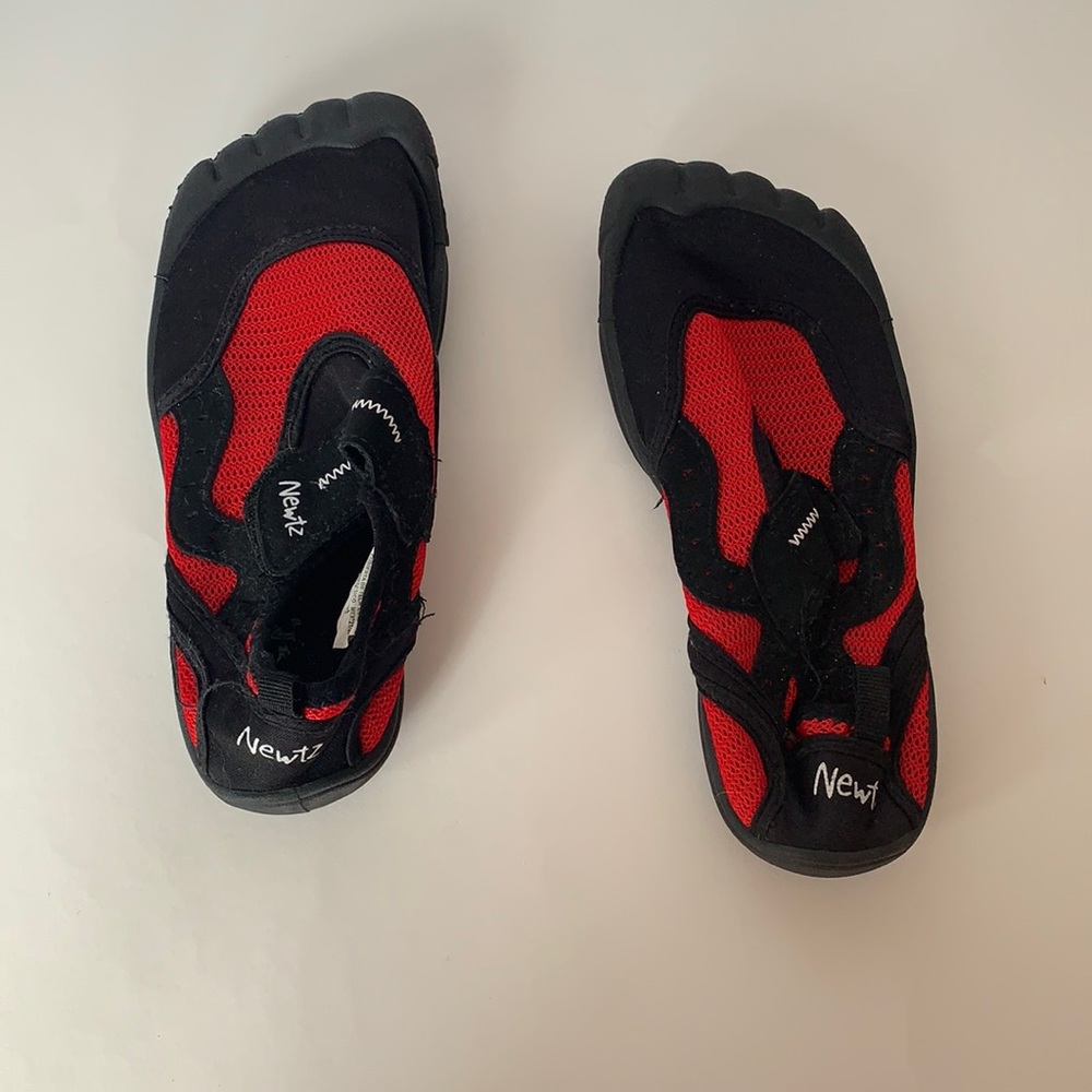 Newtz water shoes, size 4 youth